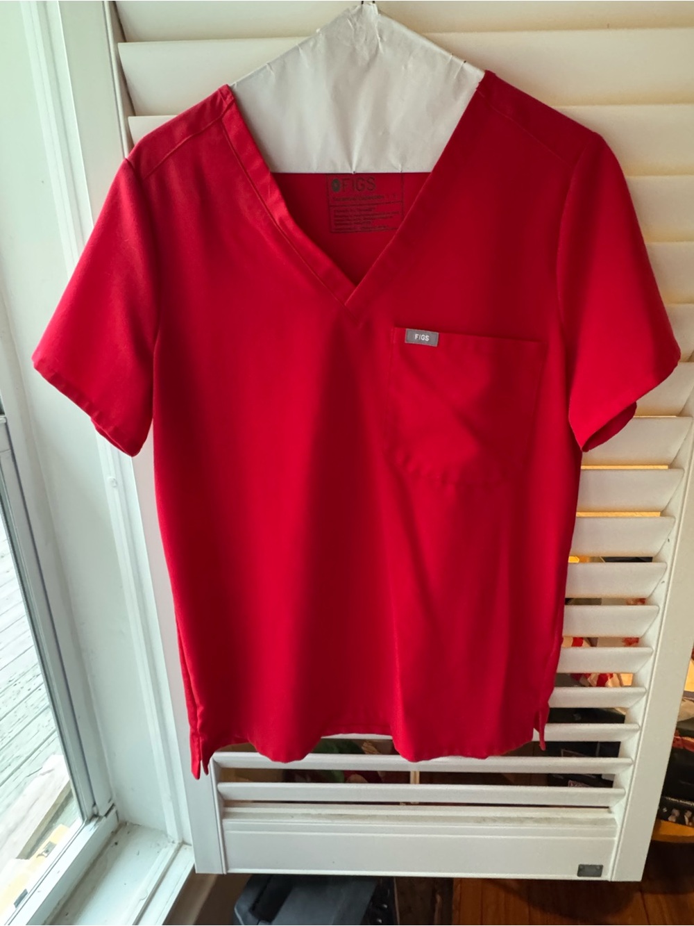 Figs Women's Short Sleeve V-Neck Scrub Top in Red